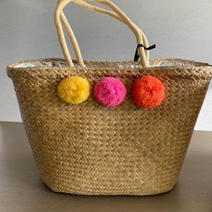 Insulated weave tote perfect for the beach 🏖